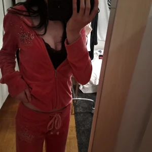 vintage juicy set💋 - •Äkta vintage juicy couture set💕 • Står m men sitter som xs •Pris går att diskutera! Skriv för mått eller fler bilder