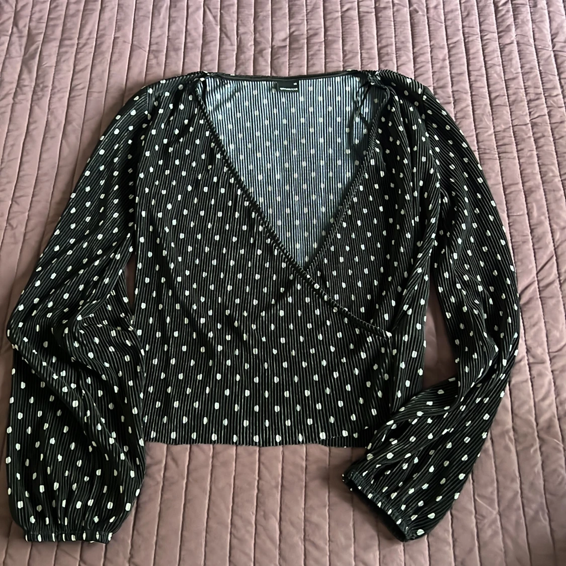 Svart omlottopp med prickar från Gina Tricot - 91