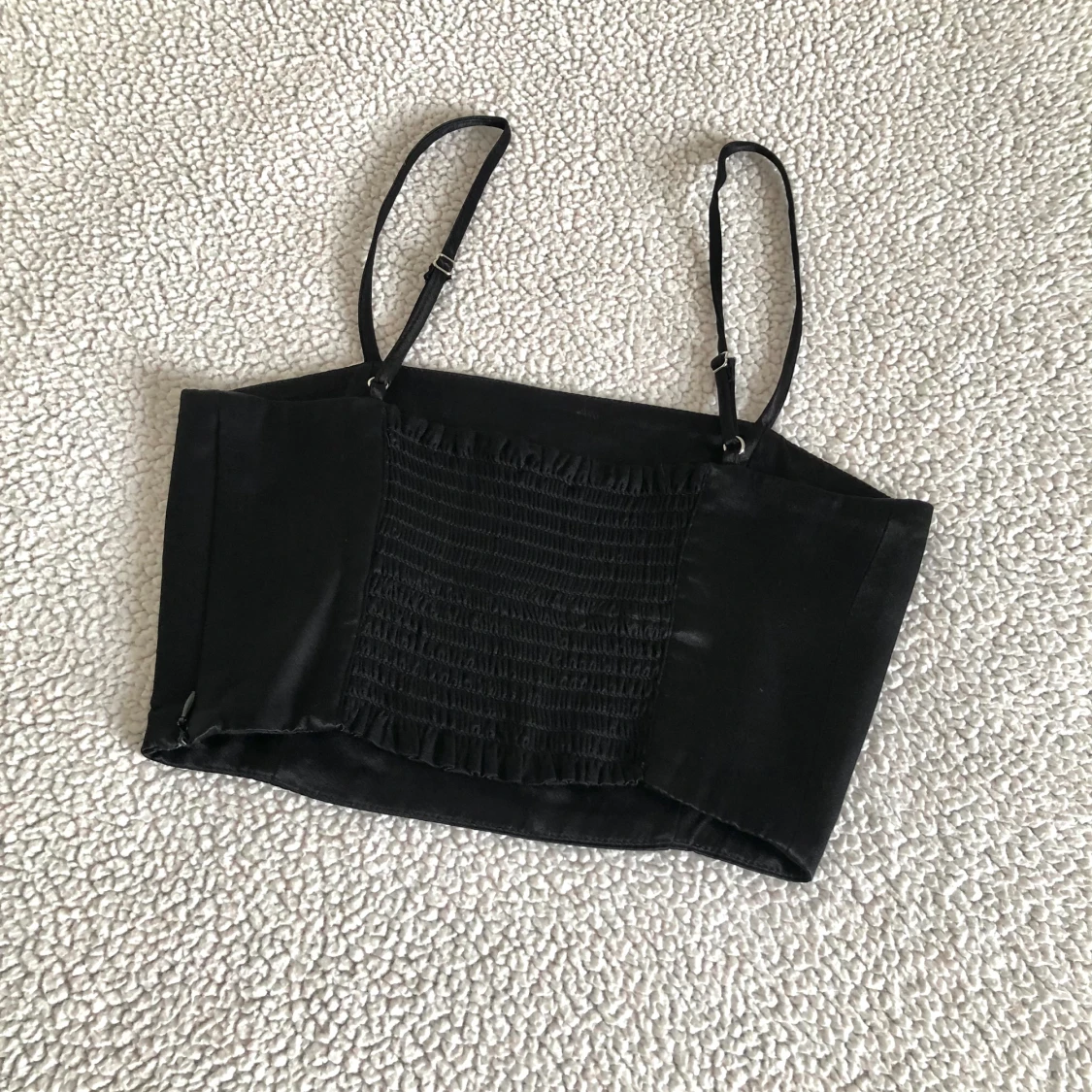 ZARA svart croptop i satin med stretch - 91