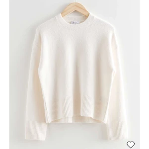 Stickad tröja - Säljer denna stickade tröjan ifrån & other stories, använd ett fåtal gånger. Skriv för fler bilder