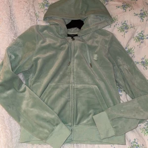 Juicy Couture Tröja - Säljer min fina Juicy tröja då den tyvärr blivit för stor! Strl L, sparsamt använd! Finns ett par matchande byxor till, paketpris för båda delarna 1200kr 