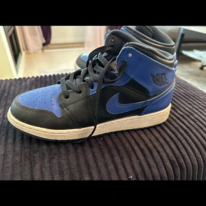Jordan 1  - Air Jordan 1 Mid, som ni ser är de lite slitna under sulan men de syns inte och har 1-2 cracks. Men det går att fixa med strykjärn. Storlek 40 men passar även 39. Köpa i Jd. Kan diskutera pris
