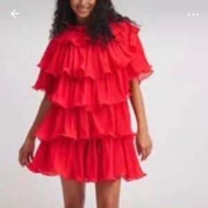 Volangklänning  - Röd klänning med volanger från nakd, aldrig använd 