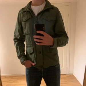 Levi’s Fieldjacka - Olivgrön - Säljer denna sjukt snygga fieldjackan/safarijackan från Levis✅ Jackan har inga tydliga defekter och är i mycket gott skick✅ Storleken är M och passformen är perfekt✅ Jackan är helt perfekt nu till hösten och bara att höra av sig vid minsta fundering🍁