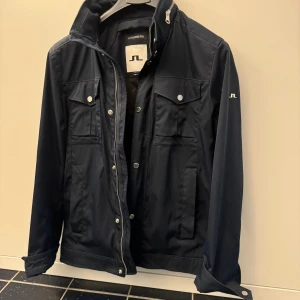 J linderberg jacka - Tja säljer nu en j Linderborg jacka jag köpte för ca 2 år sedan men nästan aldrig använt den blev snabbt för liten så har Max använt den 10 gånger 