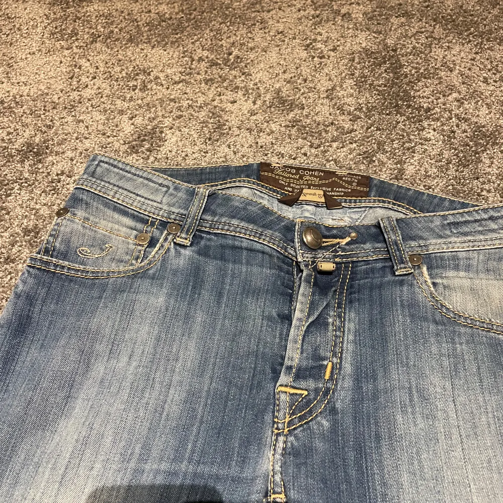 Säljer nu ett par ljusblåa Jacob cohen jeans i storlek 30, väldigt bra skick på jeansen. Modellen är straight. Skulle säga att den passar någon runt 175cm, hör av er vid funderingar.. Jeans & Byxor.