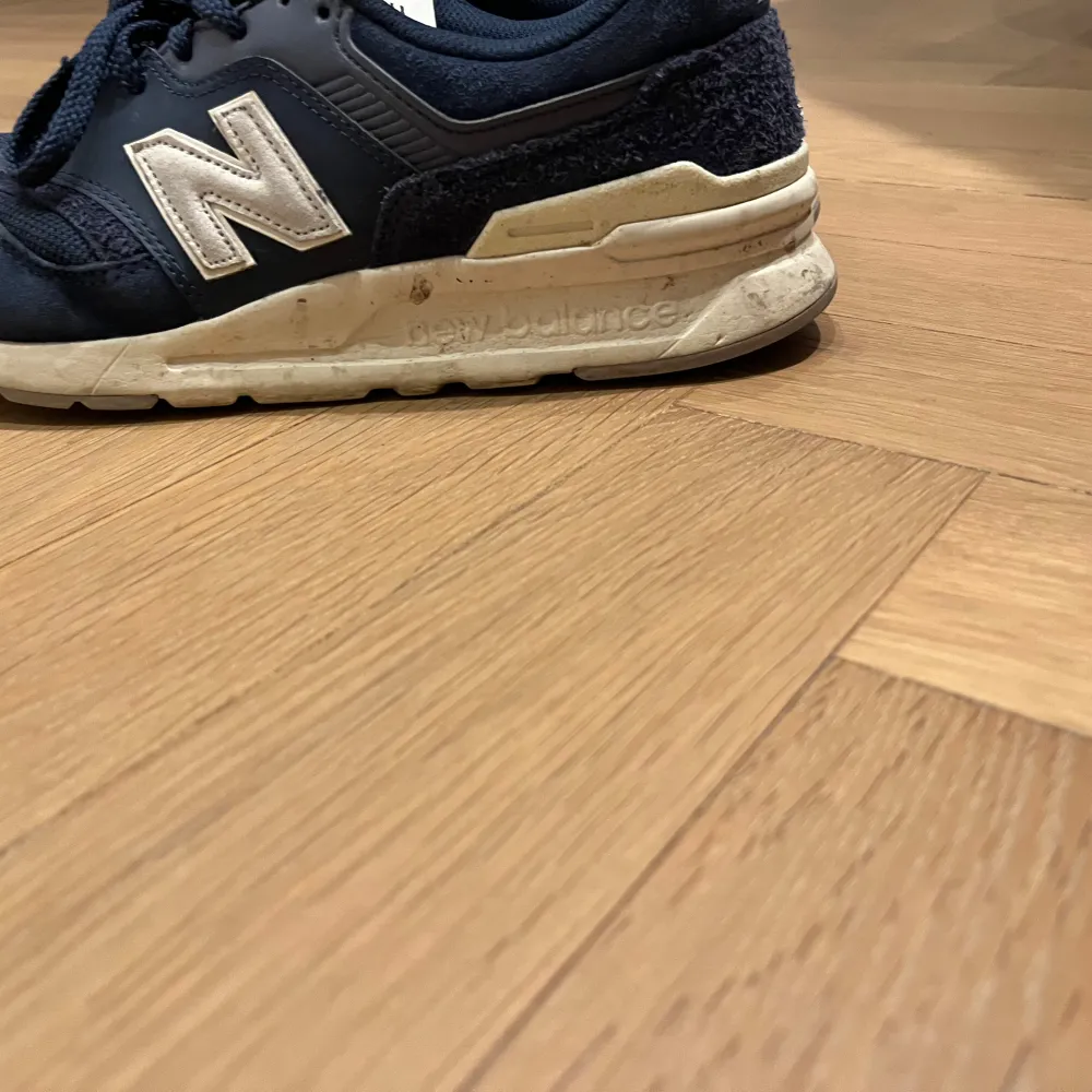 New Balance Sneakers i ganska bra skick används vid få tillfällen. Storlek 43.. Skor.