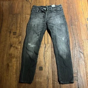 Jack & Jones jeans - Hej säljer mina jack & Jones Jeans på grund av att de är för stora för mig. Har aldrig använt de så de är i fint skick. Passformen är tapered Hör av dig om du är intresserad 