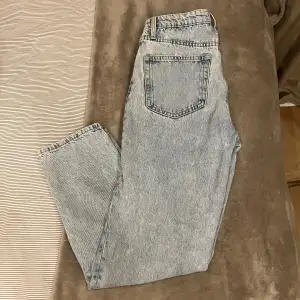 Fina mom jeans från Bershka i storlek 36 som inte använts mycket alls. Kontakta mig privat om ni vill ha bild på hur de sitter på 🩵