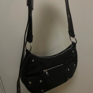 svart justerbar väska - bra skick, justerbar och kan bäras på flera sätt 🩷
