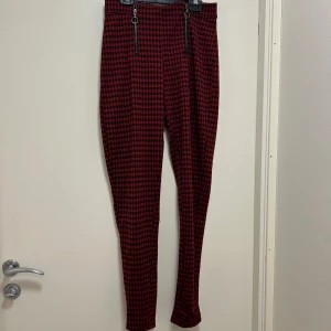 Rutiga byxor  - Coola rutiga byxor! De sitter som leggings men har en ”coolare” touch! Fick dem som en gåva men passade inte mig!