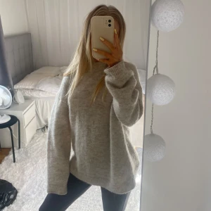 Beige stickad tröja - Interessekoll på den vackraste stickade tröjan till hösten från Hm 🥹💞 nypris 500!!! Såå snygg modell och färgen, älskar!!  OBS! Laddat upp massa nytt fint till vintern så gå in på min profil och kolla så kan jag samposta 🥰🌸