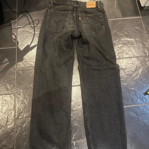 Levis baggy dad jeans  - Säljer ett par Levis jeans svarta. Dom är lite slitna på baksidan av jeansen.