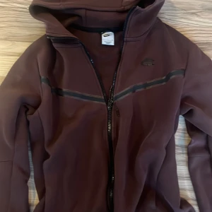 Nike tech - Säljer en snygg brun hoodie från Nike i storlek S. Perfekt för höst och vinter och är superbekväm att ha på sig. Passar både till träning och vardags. 🧥