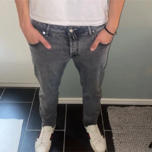 Jacob cohen jeans - Modellen är 185cm 75kg Skick 8/10 pga en lite defekt vid skrevet