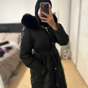 Vinterjacka  - Hej! Säljer endast testad jacka från Feminina of Sweden😍 Jackan är superfin men tyvärr inte min stil därav säljer jag den. Originalpriset är  3999kr men jag säljer den för 3500kr. Pris kan diskuteras vid snabb affär💕  Är mer som en S/M🥰