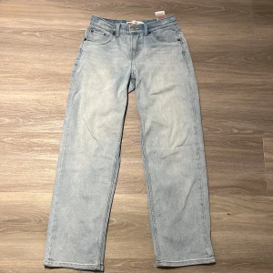 Ljusblå jeans från Levi's - Säljer ett par ljusblå Levi's jeans i väldigt bra skick. De har en avslappnad passform med raka ben. Märkeslappen är lite sliten. Storlek 164 cm. Skriv vid några funderingar!