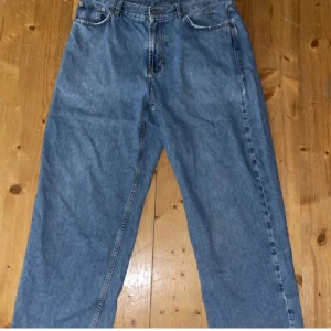 Sweet sktbs jeans  - Tja, säljer nu mina sweet sktbs jeans i storlek S pågrund av att de inte kommer till användning längre. De är baggy fit och är väl använda. Jeansen har ett litet hål på knäet och slitna längst ner på byx benen. Men går att sy ihop såklart