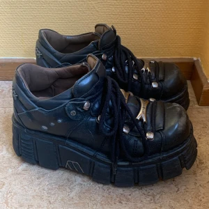 New rock skor - Så feta New Rocks. Använda max 20 gånger, därför säljer jag dom nu till nån som använder dom oftare. Små repor fram på skon(ej vaxade så det skulle förmodligen synas mindre efter lite smörj) Nypris 2800