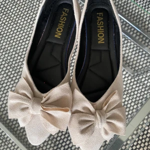 Ballerinaskor  - Superfina ljusrosa/beiga ballerinaskor i nyskick! Har aldrig använt dom och säljer för att de inte passar 💓har tyvärr inte original förpackningen kvar!! 