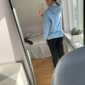 Blå hodie - Bra skicka nadvänd ett par gånger. Stor ficka på framsidan. Snören i luvan