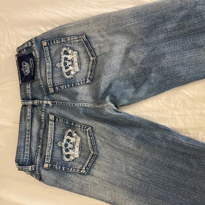 Victoria Beckham jeans  - Skit snygga jeans från vb i strl 31💞 de är bootcut, har inga fler bilder och inga på då dom är förstora för mig. Inga defekter, midjemåttet är 38 cm och innerbenslängden är 80 cm💞dem är klippta längst ner så dom blivit kortare 