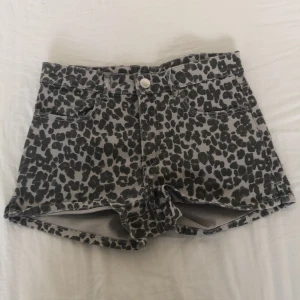 Populära leopard shorts🤍 - Köpte de här online men passade inte tyvärr så därför säljer jag, helt i nyskick!💘
