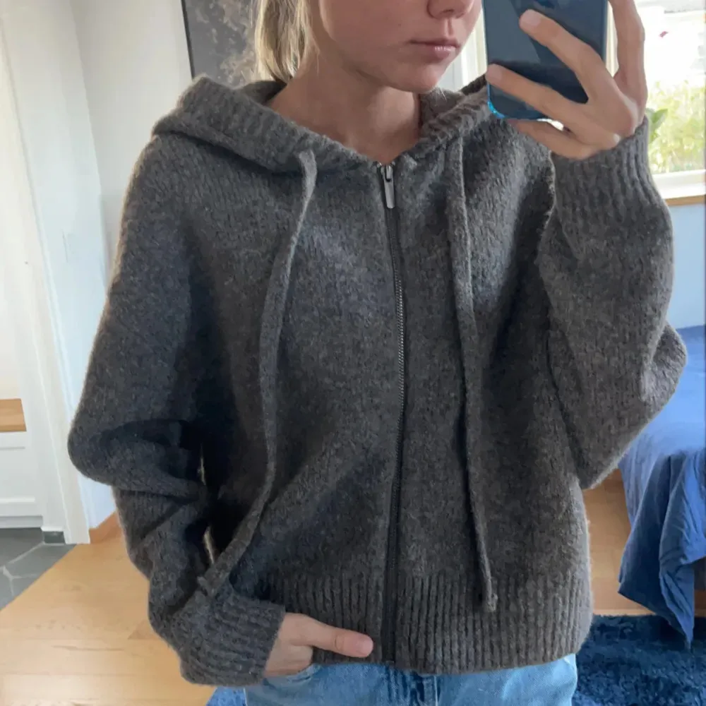 Säljer denna slutsålda populära från zara! Har använts men i bra skick fortfarande 🌟 storlek M/L så sitter lite oversize på mig som brukar bära xs/s 🩵 Grå/brun färg, jätte snygg för hösten. Hoodies.