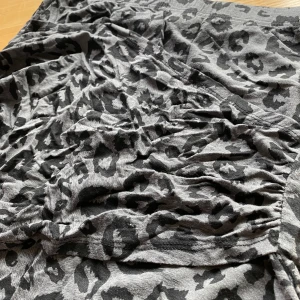 Grå leopardmönstrad kjol från Bon'A Parte - Säljer en supercool grå leopardmönstrad kjol från Bon'A Parte. Kjolen har en snygg rynkad detalj på framsidan som ger den en unik look. Perfekt för både vardag och fest! 🐆färgen på kjolen stämmer bäst överens med den första bilden.