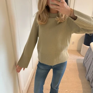 Stickad tröja  - Sååå fin stickad tröja i 100% ull från &other stories som är helt oanvänd🥰 nypris 900kr