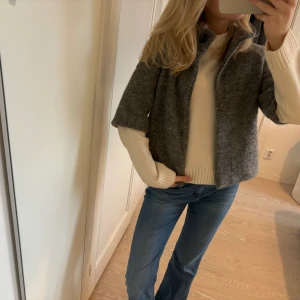 Trekvartsärmad kofta  - Sjukt fin trekvartsärmad kofta i ull💕 köpt secondhand och står tyvärr inget märke förutom ”made in italy”💕