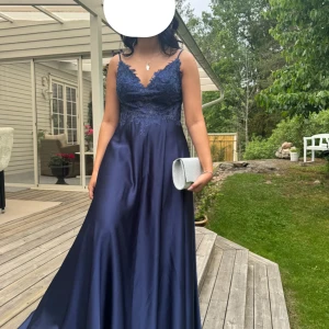 Balklänning  - säljer nu den här fina balklänningen, använd en gång på min bal, jag brukar bära s och den passar bra på mig har sytt upp den lite då den var väldigt lång, jag är 164. vid fler frågor skicka medelande. köpt för 4999kr.