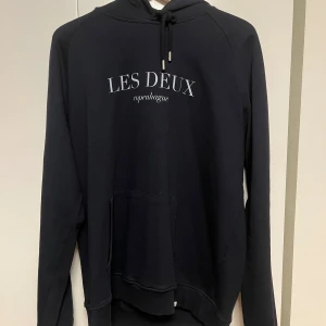 Les Duex hoodie  - Hoodie i bra skick. Har för många hemma så försöker rensa bort. Är i bra skick sällan använd. Skick 8/10