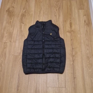 Lyle&Scott väst - Bra skick. Skulle säga storlek s i Herrstorlek.