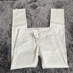 Lågmidjade jeans  - Säljer ett par vita Lågmidjade jeans. De är i storleken xs och är ifrån taky weul. Titta gärna in mina andra annonser för att spara pengar och på fraktkostnaden.😊