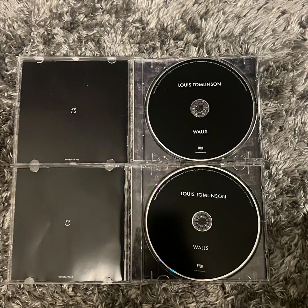 2 Louis Tomlinson cd-skivor 💿  Albumet Walls! Säljer endast tillsammans . Övrigt.