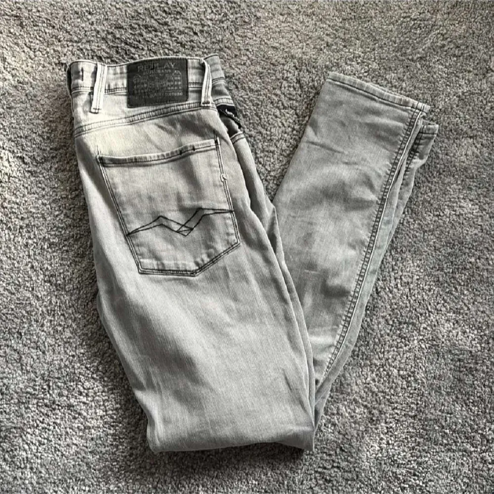 Säljer nu mina replay jeans då dom ej kommer till användning mer. Varje par kostar 400kr styck men vill du köpa alla 3 får du dom för 1000kr bara. Jeansen är i storlek 32 men dom ljus grå i storlek 31. Hör av er vid funderingar 🤗 . Jeans & Byxor.