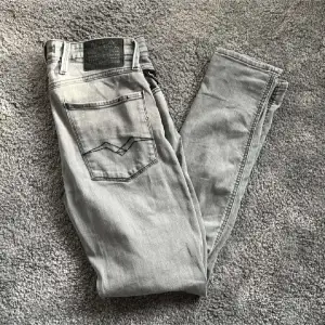 Säljer nu mina replay jeans då dom ej kommer till användning mer. Varje par kostar 400kr styck men vill du köpa alla 3 får du dom för 1000kr bara. Jeansen är i storlek 32 men dom ljus grå i storlek 31. Hör av er vid funderingar 🤗 