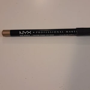 Nyx professional makeup eye pencil - Jag säljer en ny õgonpenna / eye pencil från Nyx. Jag kõpte fel färg därför jag vill sälja den! Har Bara Testat I handen!!! 