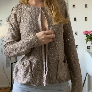 söt kofta 💞 - Söt kofta köpt second hand! Rosa/guldig. Tyget ser använt ut men ej på ett nopprigt sätt utan bara på hur det känns (kan skicka närmare bilder) 💞 