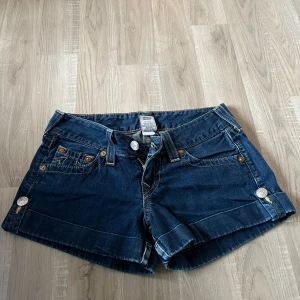 True religion shorts  - Helt oanvända, storlek 27, säljer då det inte kommer till användning jag är öppen för pris förslag!