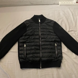 Moncler cardigan black label  - Moncler cardigan black label. Den har inga skavanker förutom att den svarta färgen släppt lite på moncler märket men de gör alla sådana black label. Storlek s/m