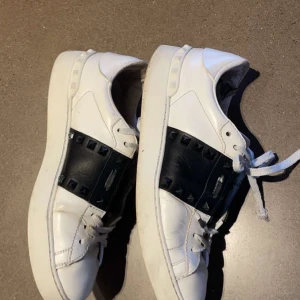 Valeinto skor - Super snygga! Storlek 40, skick 7,5/10! Box medföljer inte! Lite uppskrapade i hälen men inget man tänker eller ser när dom sitter på! Kom med bud 