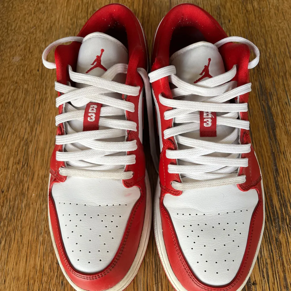 AIR JORDAN 1 LOW SE 'DUNE RED Använda några gånger. Skor.