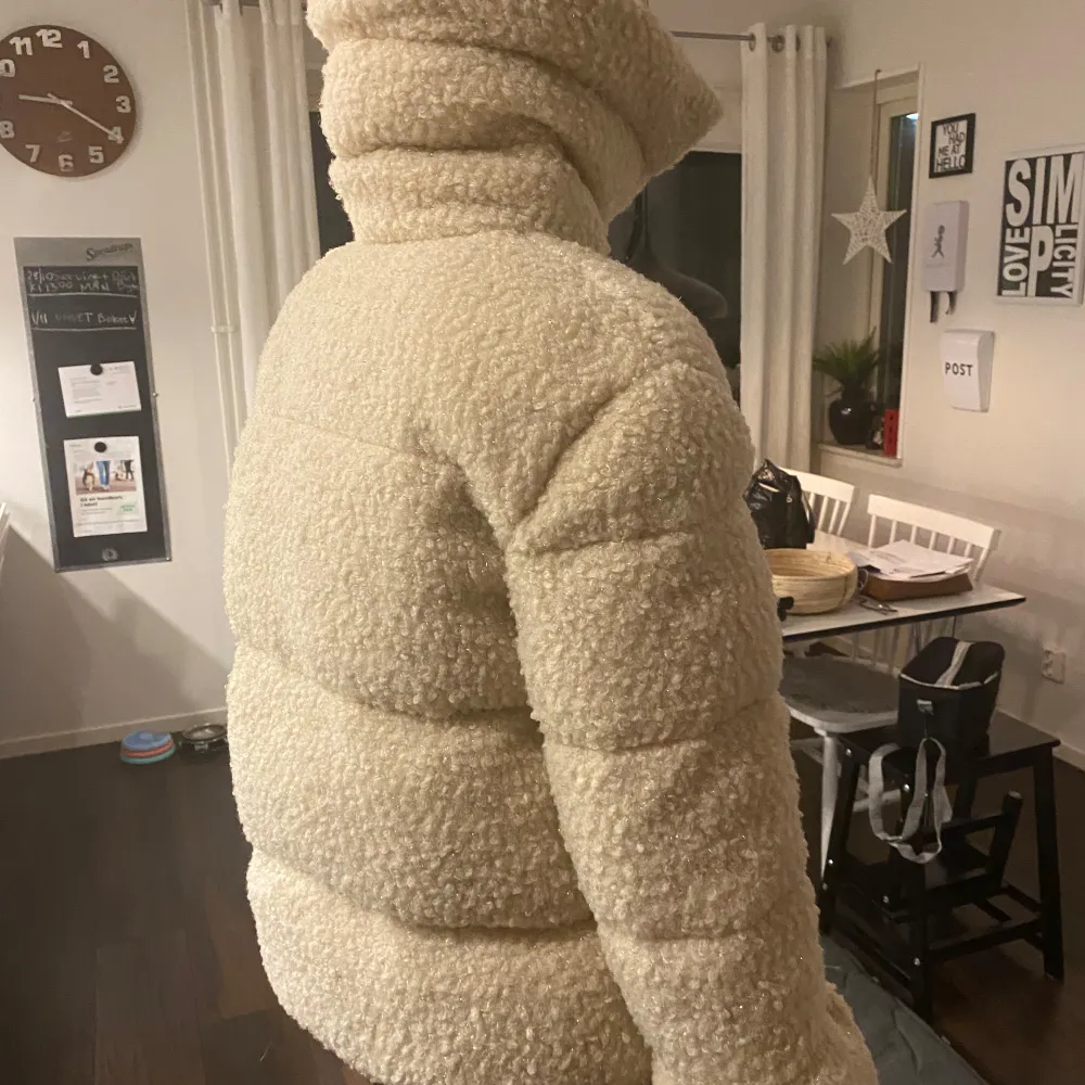 Oanvänd Teddy jacka från Moncler, självklart äkta och kostar nypris 16000:-  Så fin och passar som storlek S dam Skriv för frågor eller funderingar   Modellen heter: ”Moncler barbot jacket”. Jackor.