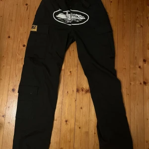 Corteiz byxor - Corteiz byxor i väldigt bra skick. Storlek s. De är helt äkta och kvitto finns. Hör av er för fler frågor👍400 under retail!