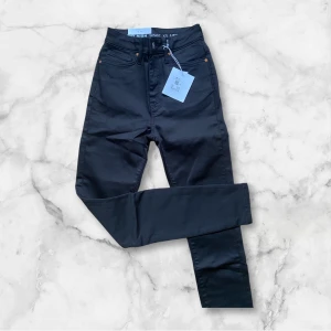 Bikbok svarta highwaist byxor - Helt nya svarta byxor från Bikbok (never. denim) PEACHY CURVED HIGHWAIST TIGHTLEG  (Storlek Xs). Passar en längre person 170 cm. Originalpris 599 kr. PASSA PÅ!!