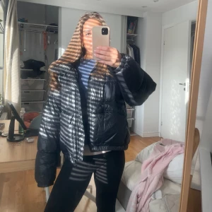 Puff jacka!  - Glansig puffer jacket från Weekday, perfekt nu till vintern! Köptes förra året och säljer då den inte längre kommer till användning💖 Storleken i jackan är L men tycker den sitter bra på mig som bär S