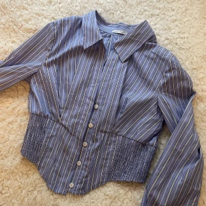 Korsett skjorta - Storlek M med etikett på. Passar även S. 