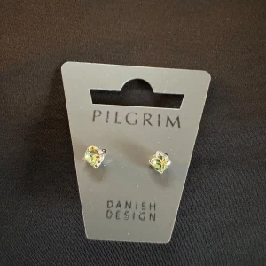 NYA silverörhängen Pilgrim - Helt nya örhängen ”studs” med ljusgrön kristall från Pilgrim i 925 Silver